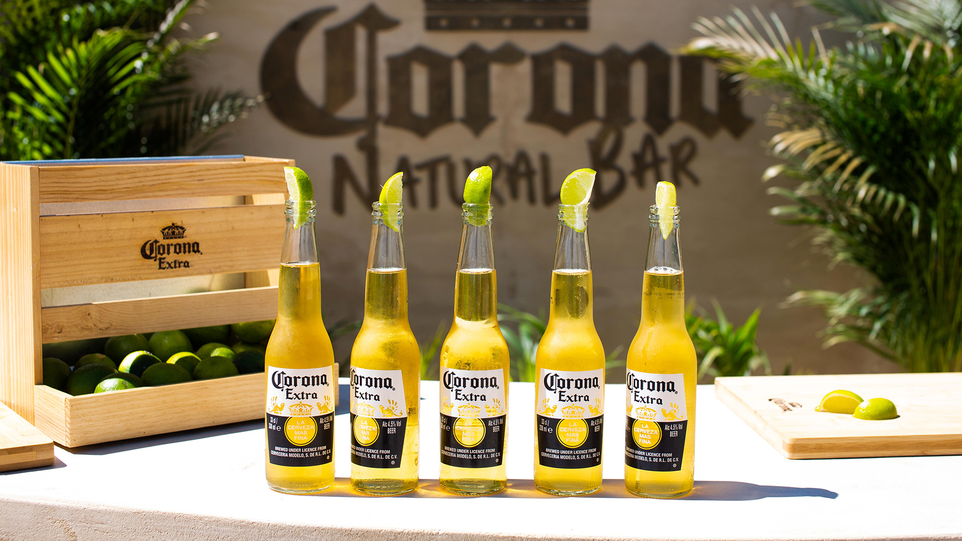 Corona cria primeiro bar de praia do Brasil feito com ingredientes 100% naturais
